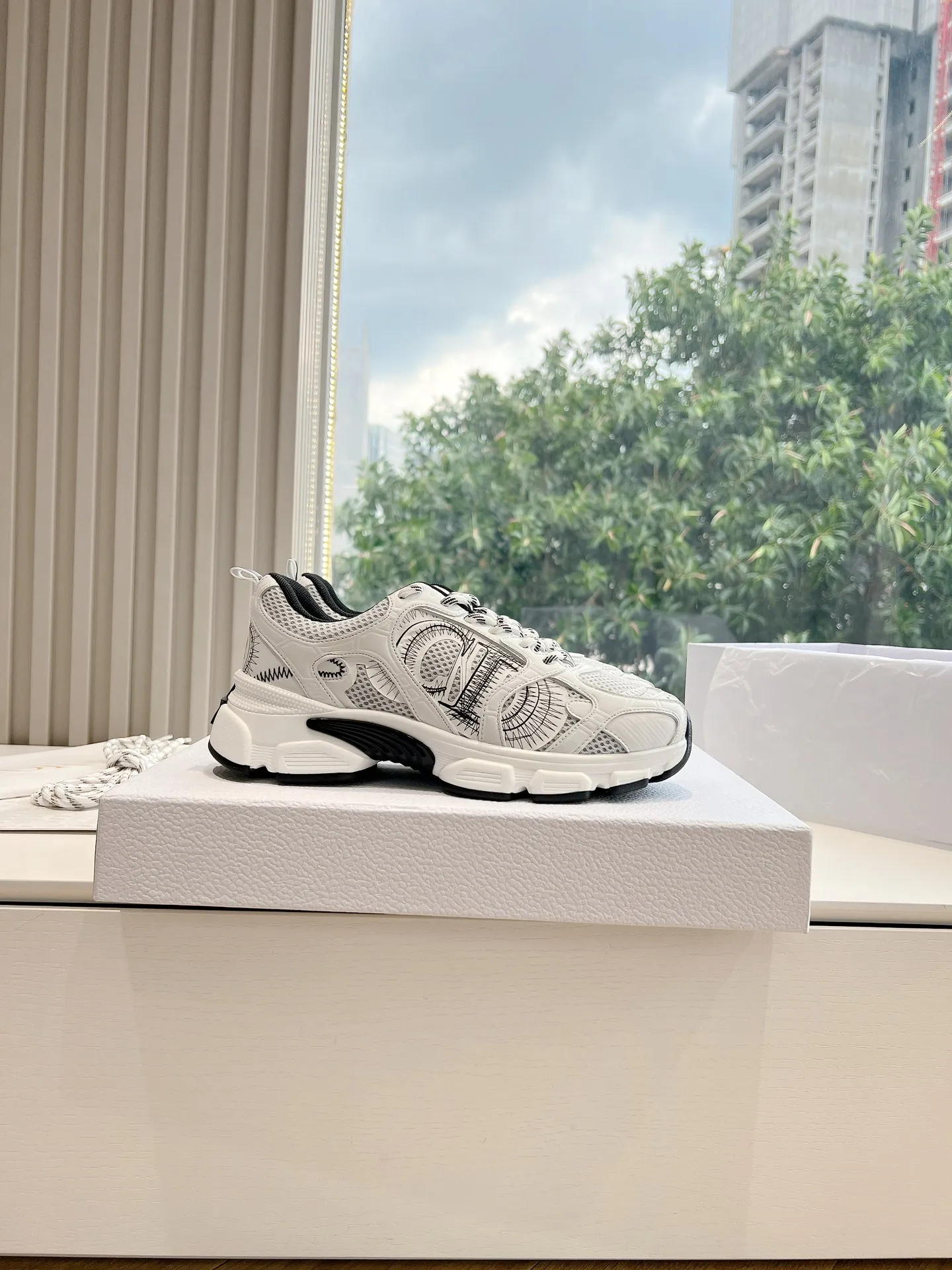 👟👟Ex-factory price 640👟👟 (Top version) Dior Chrono series sports shoes Purchased and developed in Taikoo Hui for RMB 18,200. This Dior chrono sports shoe continues the timeless silhouette and is carefully made of mesh, so it will be particularly comfortable on the feet. It is decorated with CD special craftsmanship logo to enhance the style. The lightweight style is matched with the "Christian Dior" logo thin sole, suitable for all seasons, and can be matched with all kinds of casual looks to add a finishing touch. Classic and super durable. Upper: cowhide stitching. Original molded outsole. Size: 35-41. Full set of counter synchronized gift box 💝 packaging